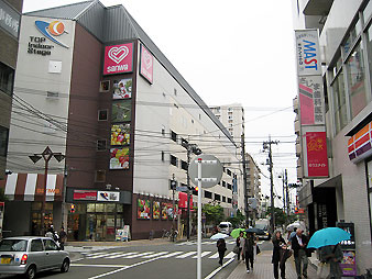 南口駅前ロータリーの先付近　三和相模大野店